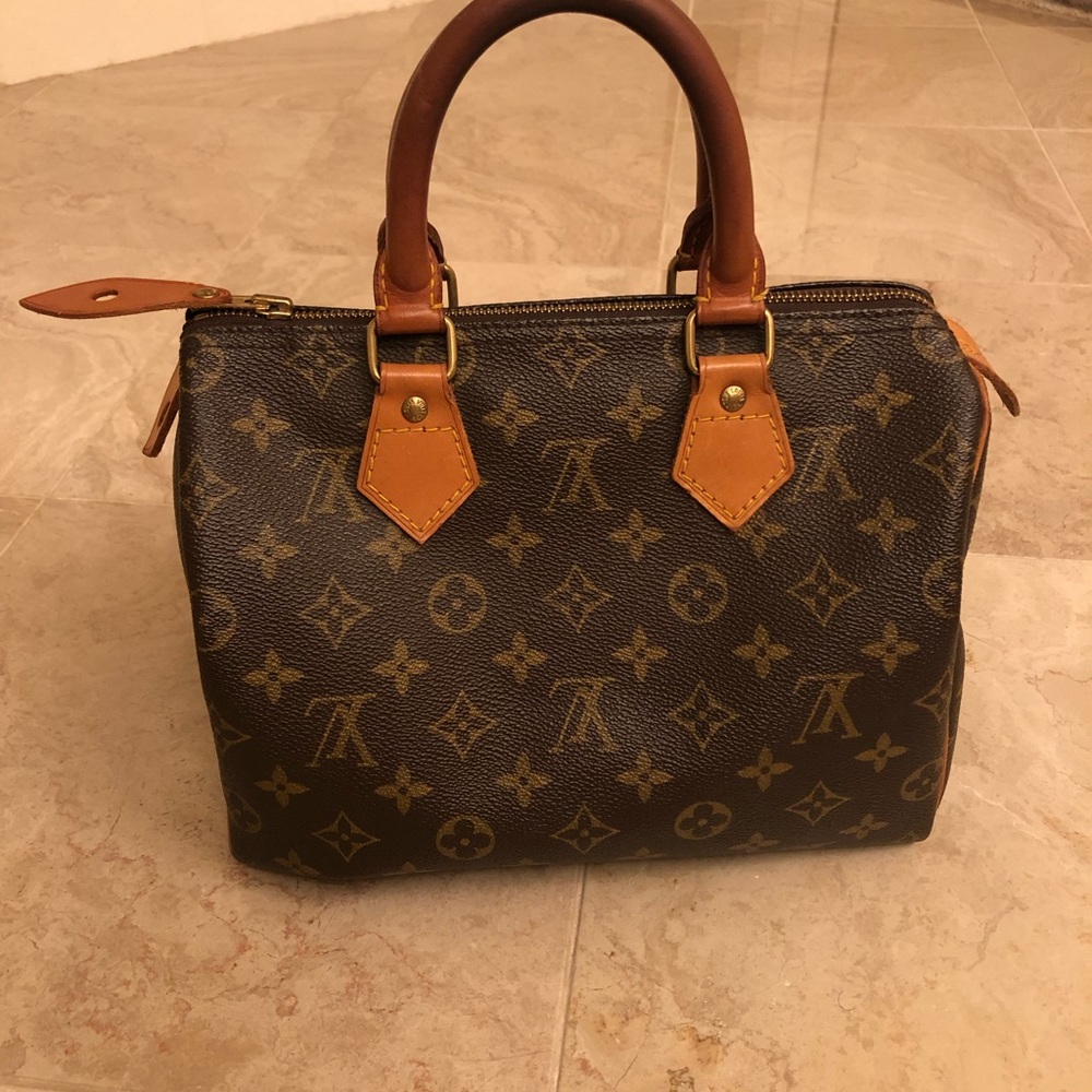 Authentic Speedy 25 LV bag